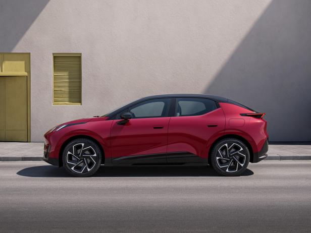 Ein roter Lynk & Co 02 steht auf einer Straße vor einer hellen Wand.