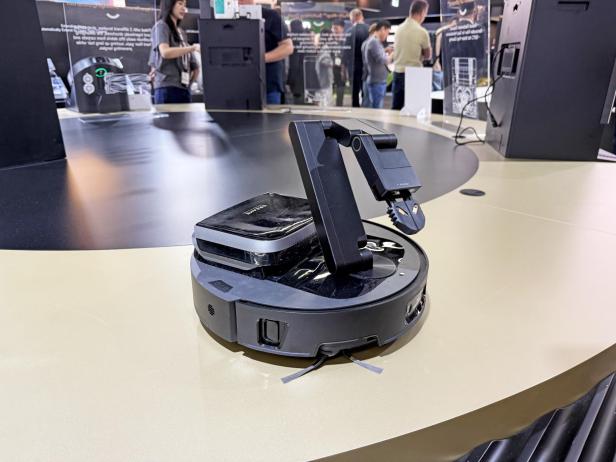 Der Dreame Cyber 10 Ultra Saugroboter mit Reinigungsstation auf einem Tisch.