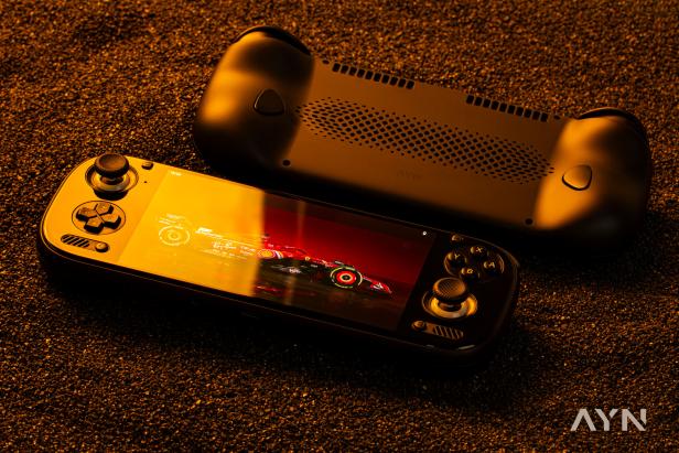 Ein Ayn Odin 3-Handheld-Gerät zeigt ein Formel-1-Rennen auf dem Bildschirm.