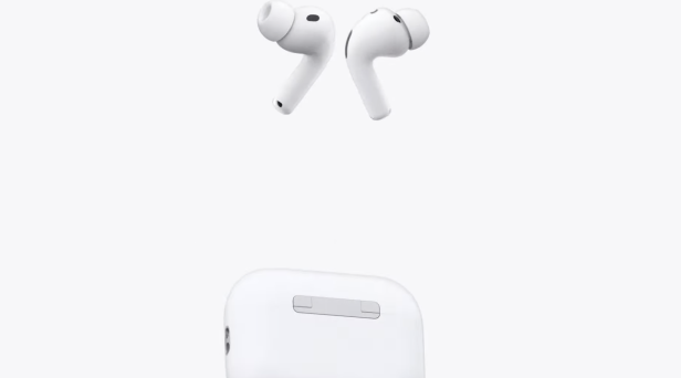 Zwei weiße AirPods Pro und das zugehörige Ladecase.