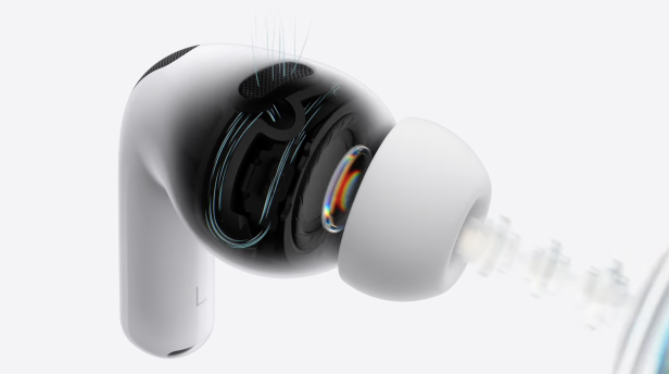Eine Nahaufnahme eines AirPods Pro 3, das teilweise transparent ist und seine innere Technologie zeigt.