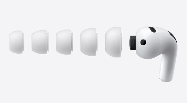 Ein einzelner, weißer AirPod Pro mit verschiedenen Ohrstöpselgrößen.