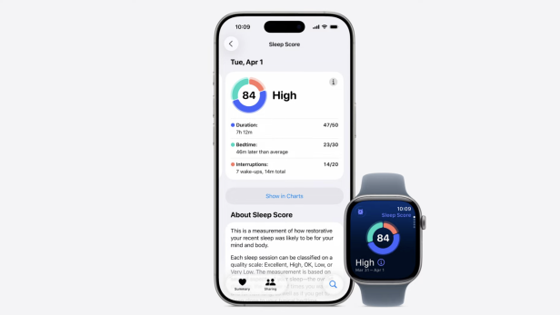 Ein iPhone und eine Apple Watch zeigen den Schlafwert von 84 an, was als hoch eingestuft wird.