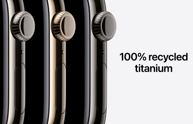 Nahaufnahme von drei Apple Watches aus 100 % recyceltem Titan.