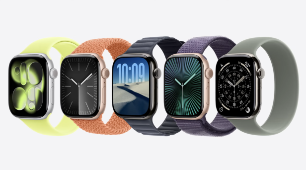 Fünf Apple Watches der Serie 11 mit verschiedenen Armbändern und Zifferblättern.