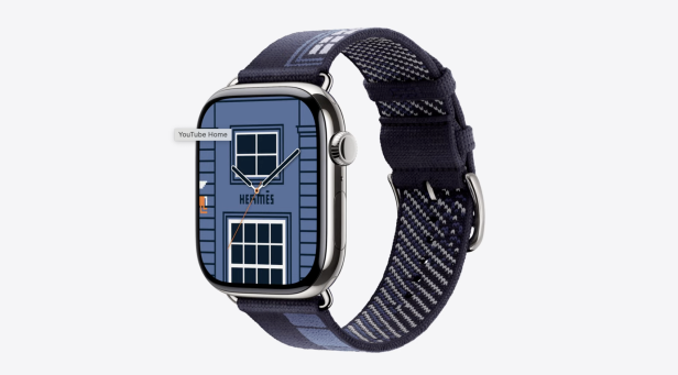 Eine Apple Watch mit einem blauen Hermès-Zifferblatt und passendem Armband.