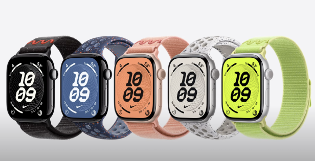 Fünf Apple Watches der Serie 11 mit verschiedenen Armbändern und Zifferblättern nebeneinander.