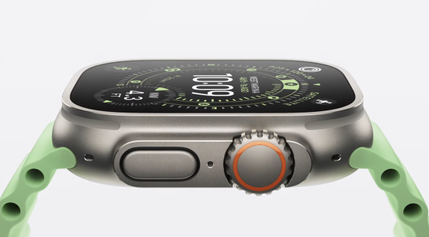 Nahaufnahme einer Apple Watch Ultra 3 mit grünem Armband, die 10:09 Uhr anzeigt.