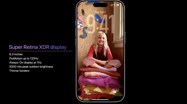 Ein iPhone zeigt ein Mädchen, das auf einem Stapel Decken sitzt.