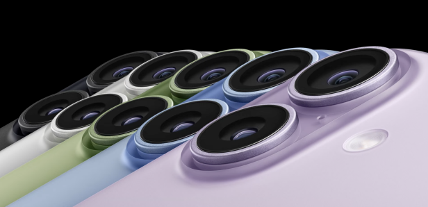 Mehrere iPhone 17-Modelle in verschiedenen Farben sind zu sehen.