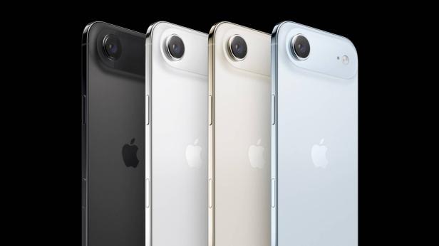 Vier iPhones in verschiedenen Farben stehen nebeneinander.