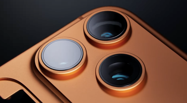 Nahaufnahme der drei Kameralinsen eines goldenen iPhone 17 Pro.