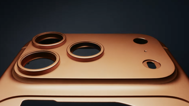 Nahaufnahme der Rückseite eines goldenen iPhone 17 Pro mit drei Kameralinsen.