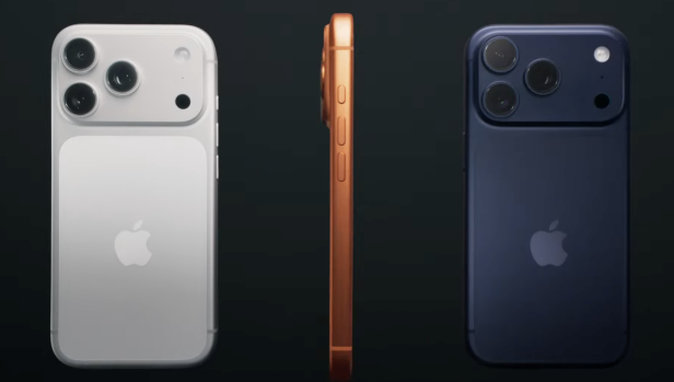 Drei iPhone 17 Pro Modelle in Weiß, Gold und Blau stehen nebeneinander.