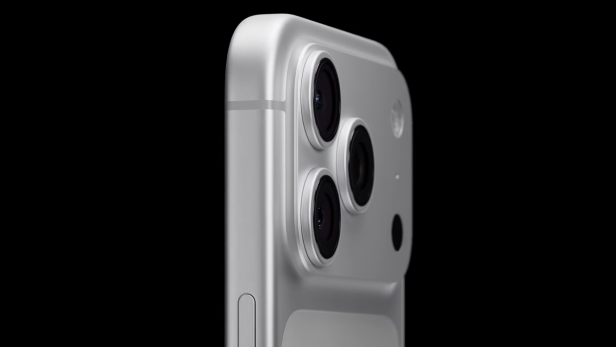 Detailansicht der Kameraecke eines silbernen iPhone 17 Pro.