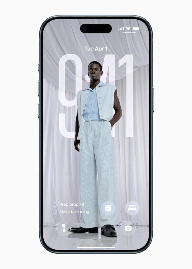 Ein iPhone zeigt ein Porträt eines Mannes als Hintergrundbild.