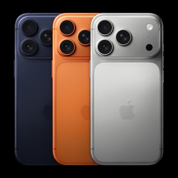 Drei iPhone 17 Pro Modelle in Blau, Orange und Silber stehen nebeneinander.