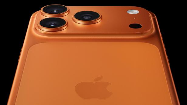 Nahaufnahme der Rückseite eines orangefarbenen iPhone 17 Pro mit drei Kameras.