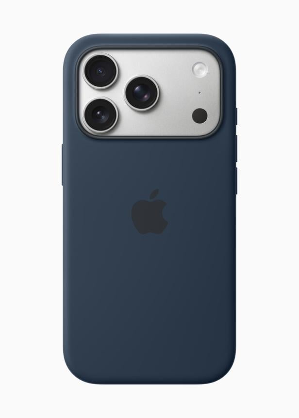 Ein blaues iPhone 17 Pro mit drei Kameras auf der Rückseite.