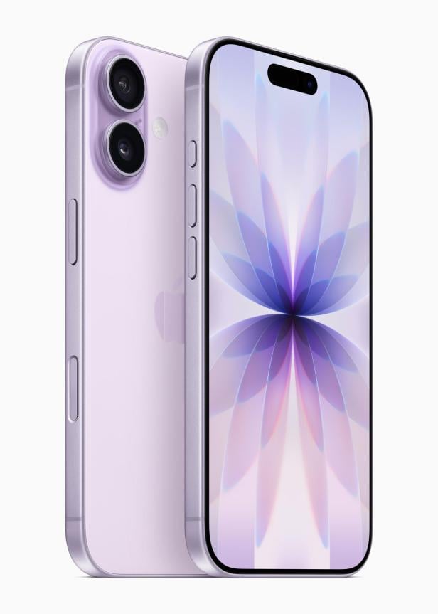 Ein lila iPhone mit zwei Kameras auf der Rückseite und einem floralen Hintergrundbild.