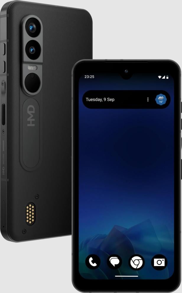 Zwei HMD Ivalo XE Smartphones, eines davon mit sichtbarer Rückseite.