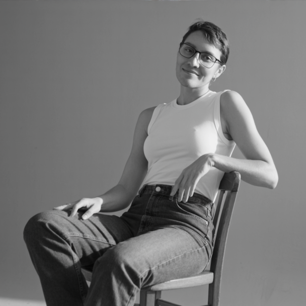 Ein Avatar mit Brille sitzt auf einem Stuhl.