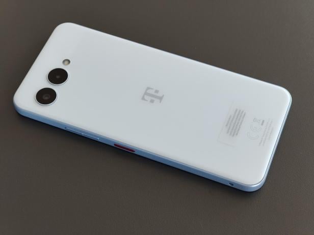 Die Rückseite eines T Phone 3 mit zwei Kameras und T-Mobile-Logo.