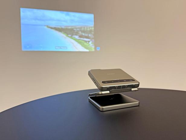 Ein Aurzen ZIP-Projektor projiziert ein Küstenbild an eine Wand.