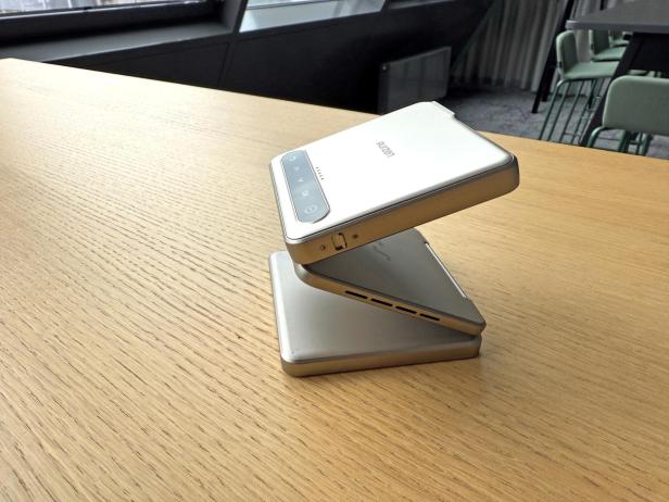 Ein Aurzen ZIP Gerät steht auf einem Holztisch.