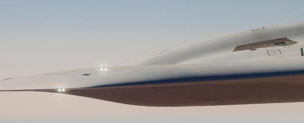 Ein B21 Tarnkappenbomber im Flug.