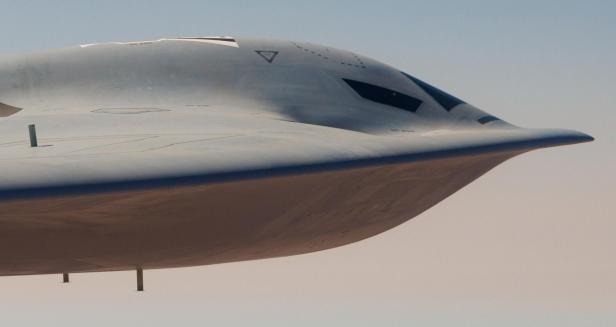 Ein B21 Tarnkappenbomber im Flug.