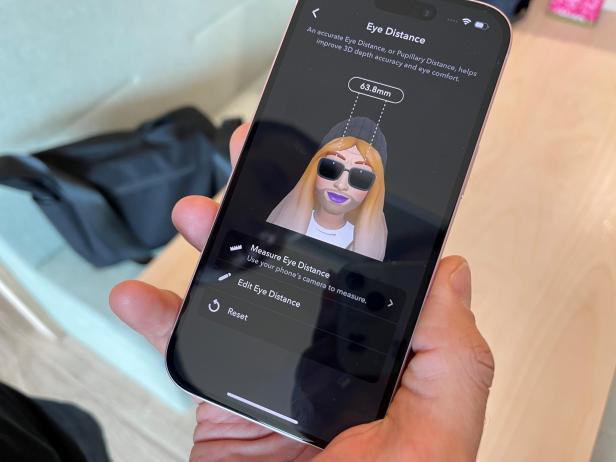 Vor dem Aufsetzen der Spectacles wird der Abstand zwischen den Augen ausgemessen.