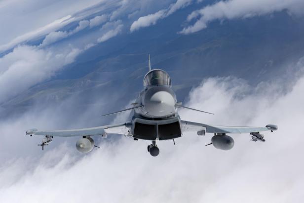 Ein Eurofighter Typhoon im Flug vor einer Wolkenlandschaft.