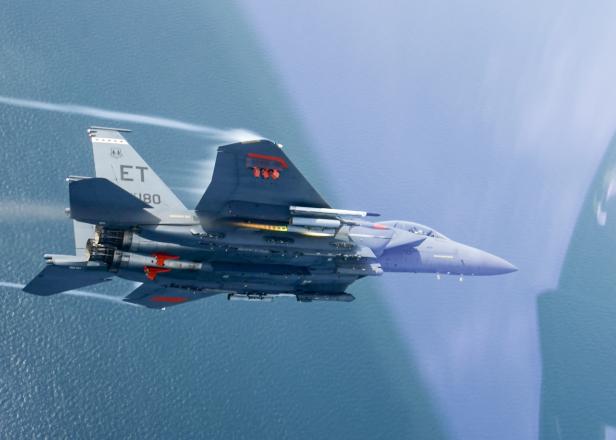 Eine F-15E feuert FALCO ab.