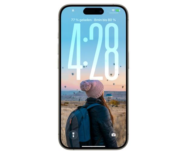 Ein iPhone-Sperrbildschirm zeigt eine Frau mit Blick auf Heißluftballons in Kappadokien.