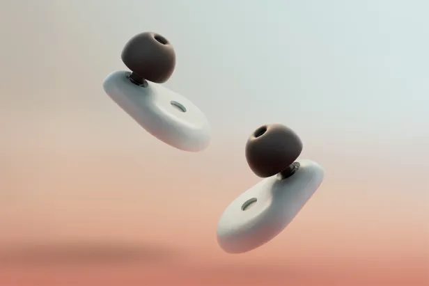 Zwei moderne, kabellose In-Ear-Kopfhörer vor einem sanften Farbverlauf.