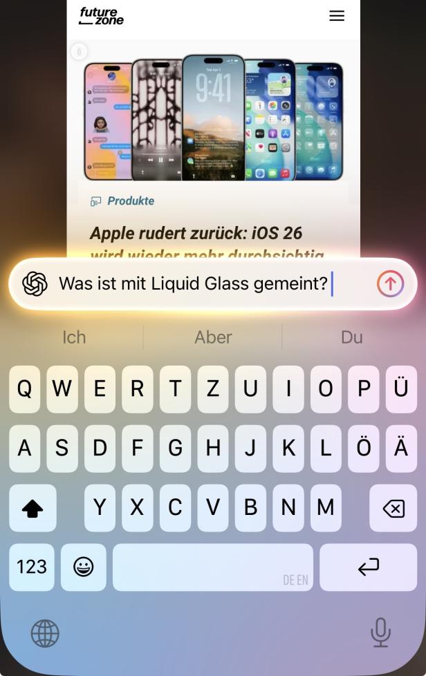 Zu sehen ist ein futurezone Artikel und darunter das Fragefeld für ChatGPT mit der Frage: Was ist mit Liquid Glass gemeint.