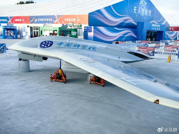 Die Stealth-Drohne KZ-2 der Chinese Academy of Sciences steht aufgebockt auf der Changchun Air Show.
