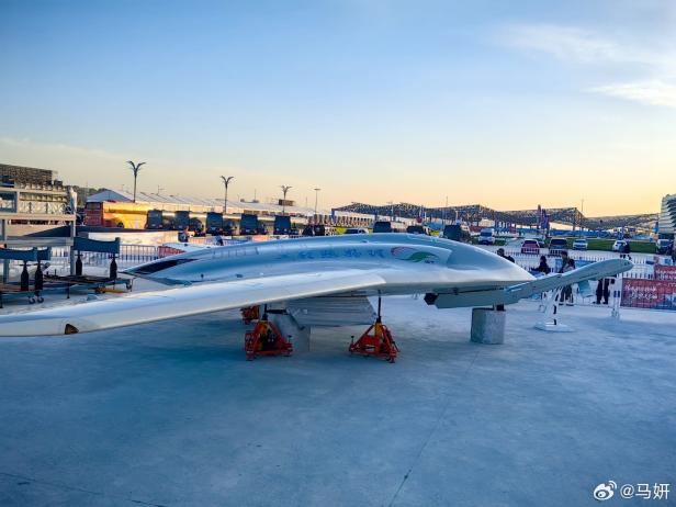 KZ-2 wird für die Flugshow vorbereitet.