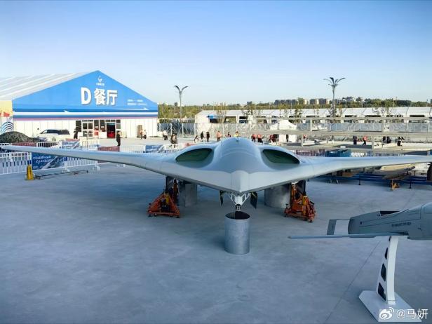 KZ-2 wird für die Flugshow vorbereitet.