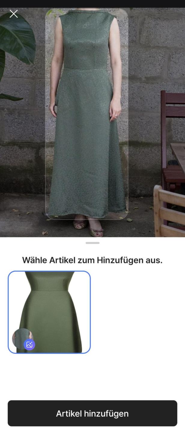 Eine Frau trägt ein langes, ärmelloses Kleid in Olivgrün.