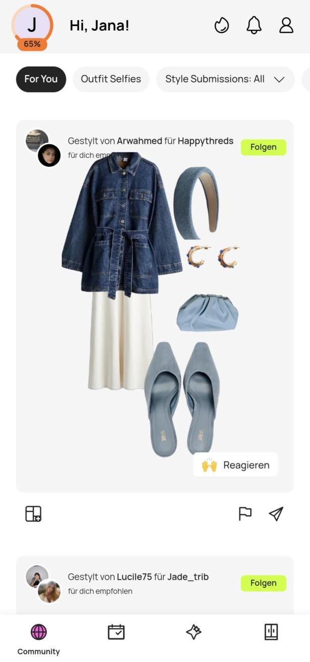 Ein Outfit mit Jeansjacke, weißem Rock, Stirnband, Ohrringen, Handtasche und Schuhen in Blautönen.