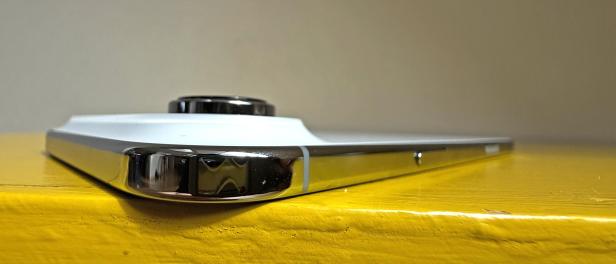 Ein iPhone liegt auf einer gelben Oberfläche.