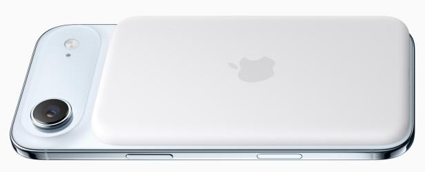 iPhone Air mit MagSafe-Akkupack.