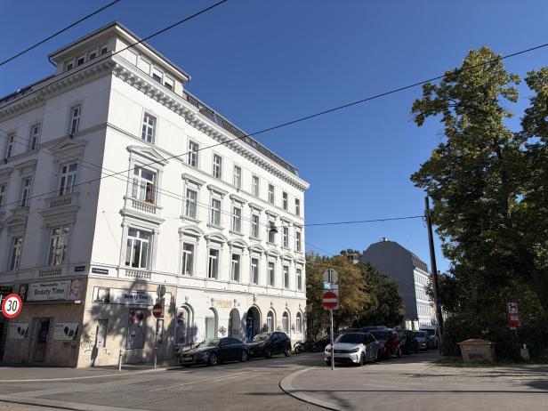 Ein Gebäude mit dem Haarstudio „Beauty Time“ an einer Straßenecke.