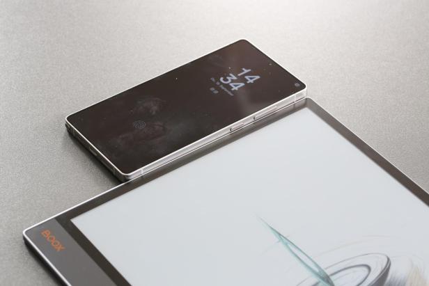 Das Samsung Galaxy S25 Ultra liegt neben einem Boox Tab X C.