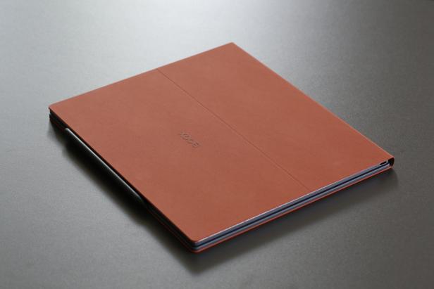 Ein Boox Tab X C Tablet in einem braunen Tastatur-Cover.