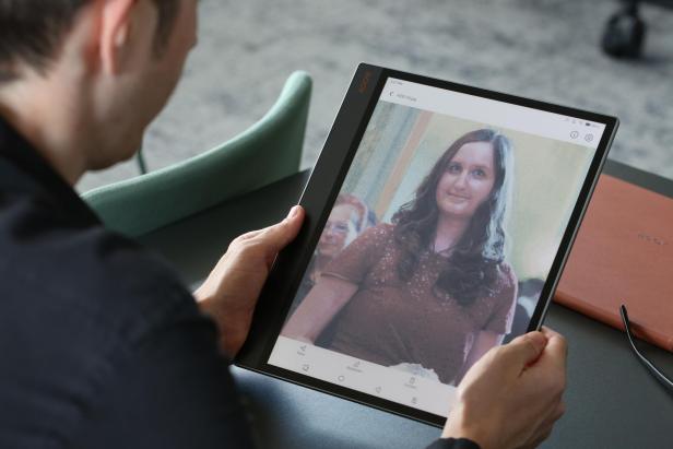 Ein Mann betrachtet ein Foto einer Frau auf einem Boox Tab X C.