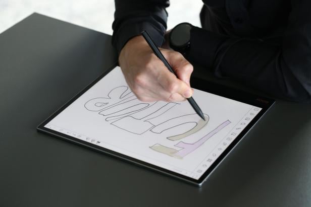 Eine Person malt mit einem Stift auf einem Boox Tab X C.