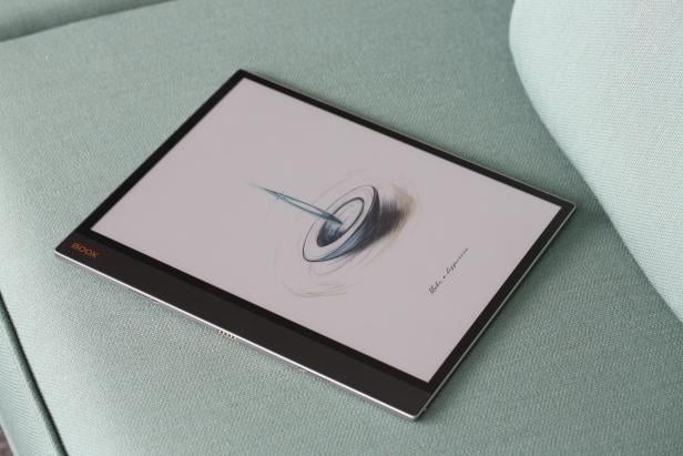 Ein Boox Tab X C Tablet zeigt eine Skizze auf dem Bildschirm.